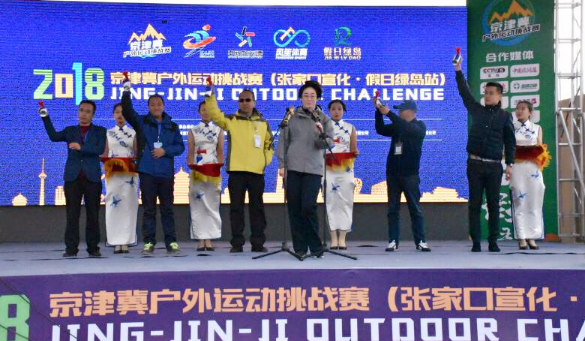 2018���򼽻����˶���ս�����żҿ������������̵�վ��Բ����Ļ