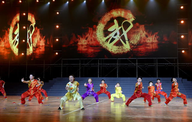 ��̨�е�ʮ����˶��ῪĻ