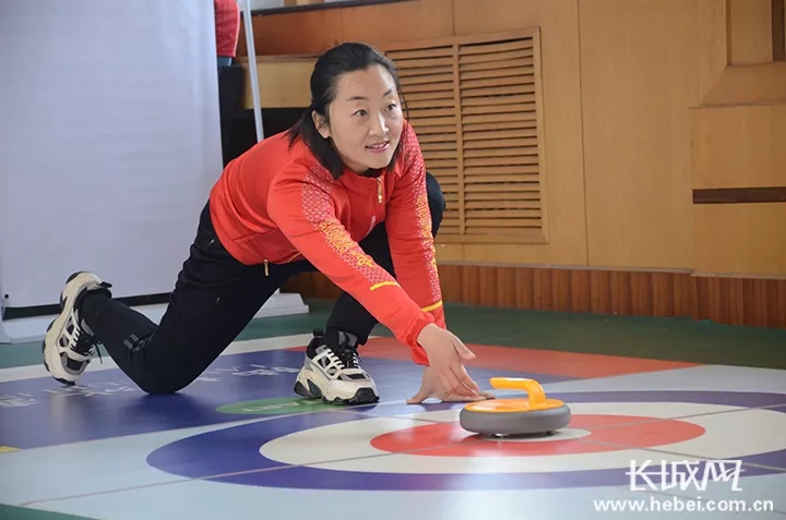 �����ڱ�ѩ֮�ǡ��½��ۣ�Ϊɽ�����Ӳ�����ѩ�˶�������