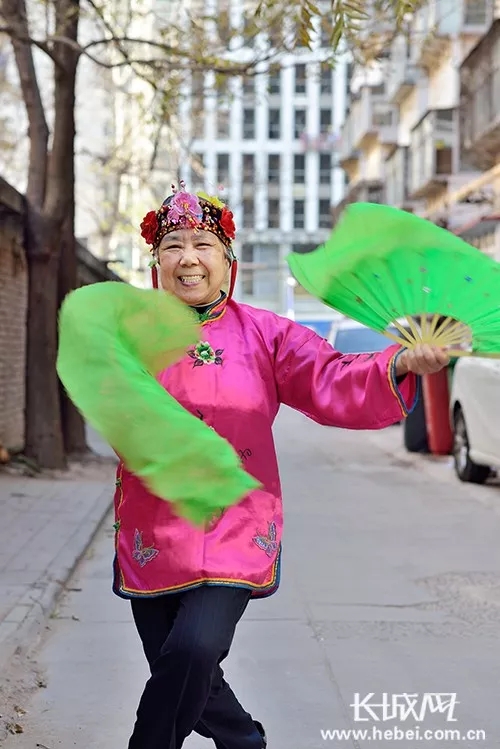 �����ڱ�ѩ֮�ǡ����緼������ӳ�������ѩ�˶�