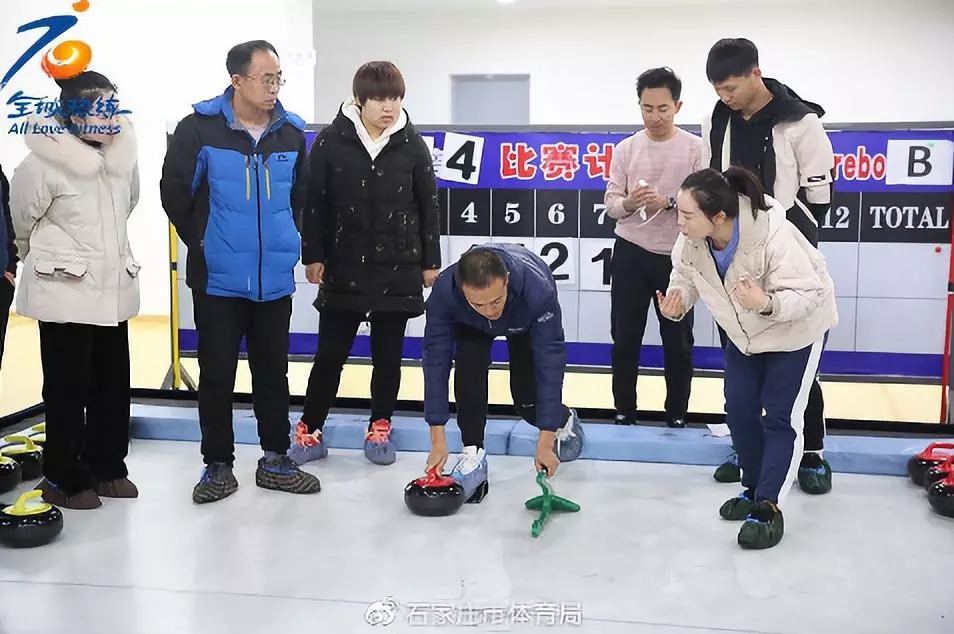 ʯ��ׯ�е�һ���ѩ�˶���½�ر�����ѵ���ڶ��ڣ����ս���