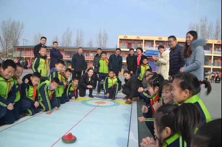 �����������زμ�ȫʡ�����ذ�У����ͬ���ϱ�ѩ������չʾ�