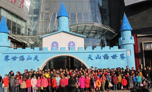 200������ͯˮ�п���ӭ��