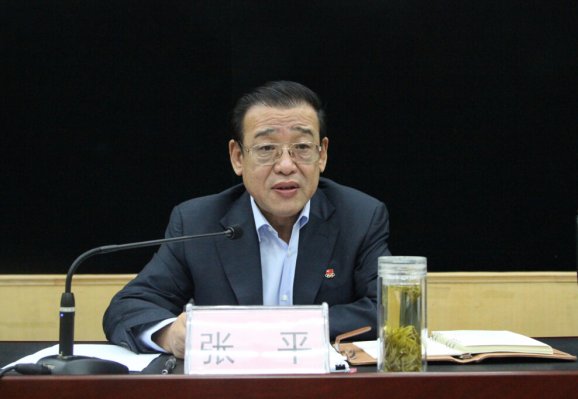 �Թ���
�ٿ����˼������۶�Ա�� ��ƽ��ϯ���鲢����