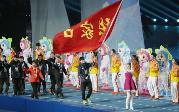 ��ʮ���춬�˻ῪĻ �ӱ��������˱�ѩ��Ե