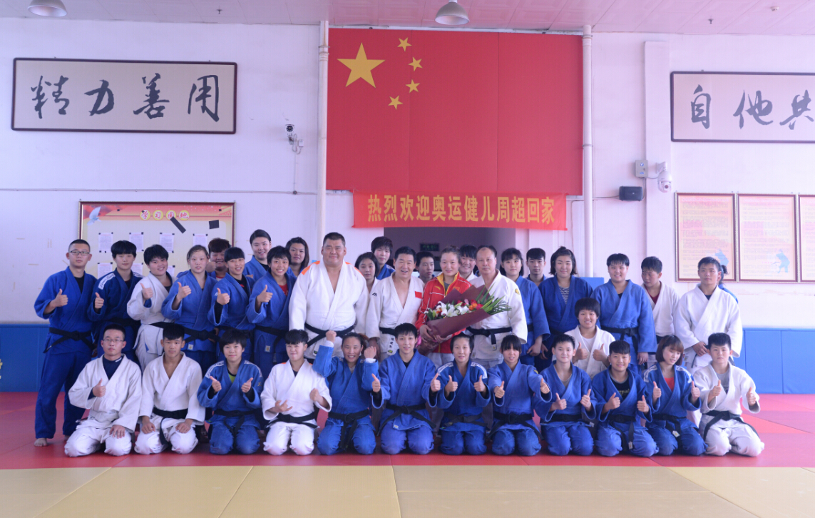 <b>�ӱ�Ů����л�ӭ��ʽӭ�ܳ����ؼҡ�</b>