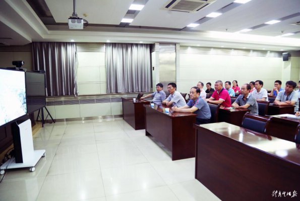 �Թ���
�쵼�뵳Ա�ɲ�һ���տ�����ר��Ƭ