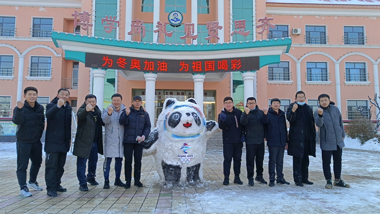 ʦ���ڻ�ѩ���������»ᡪ��һС��ʦ��ɨѩ��������ů��