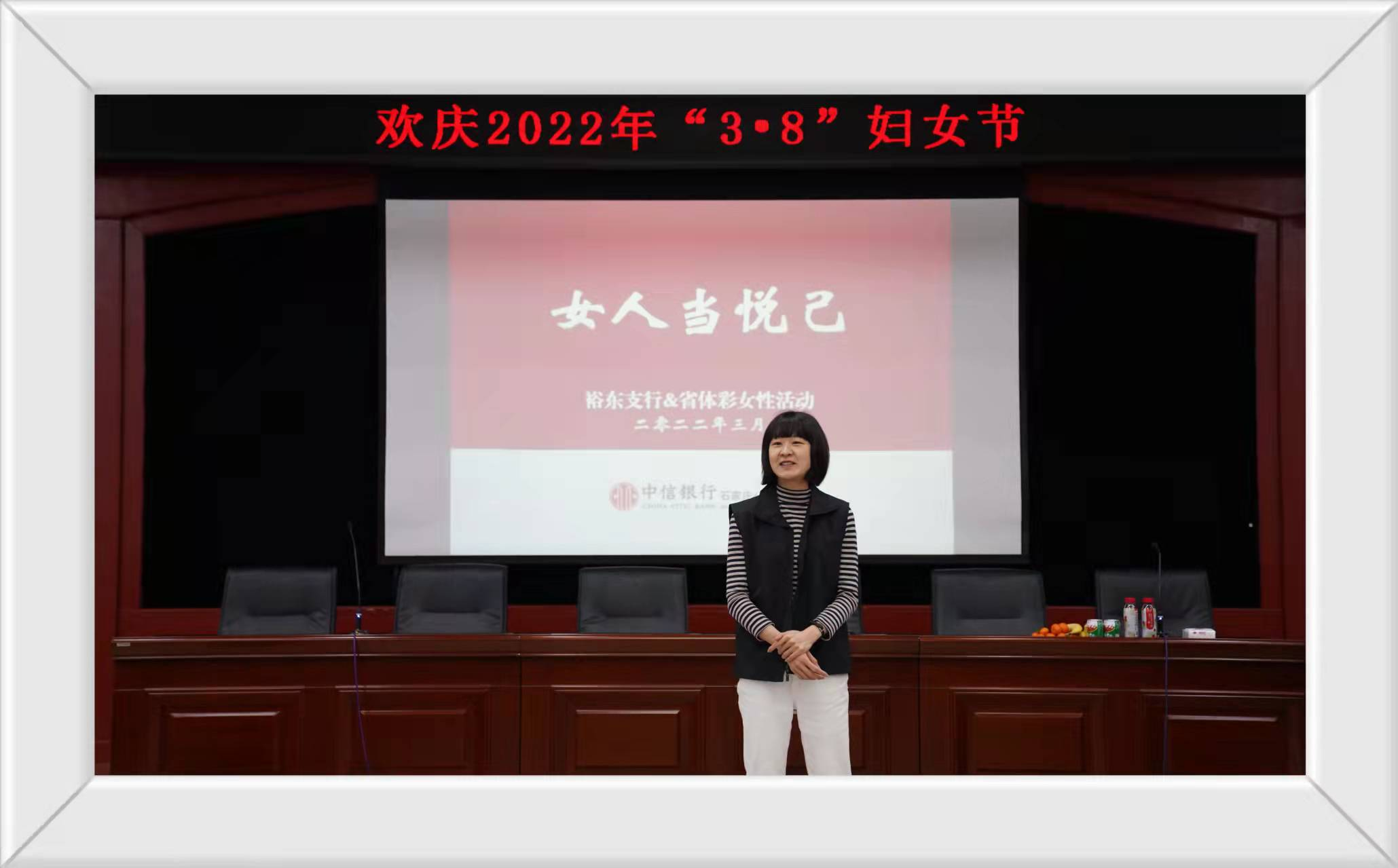 ������Ů��ڡ������ͽ������ӱ���ʿ�չ����Ů�������װ�λ�����