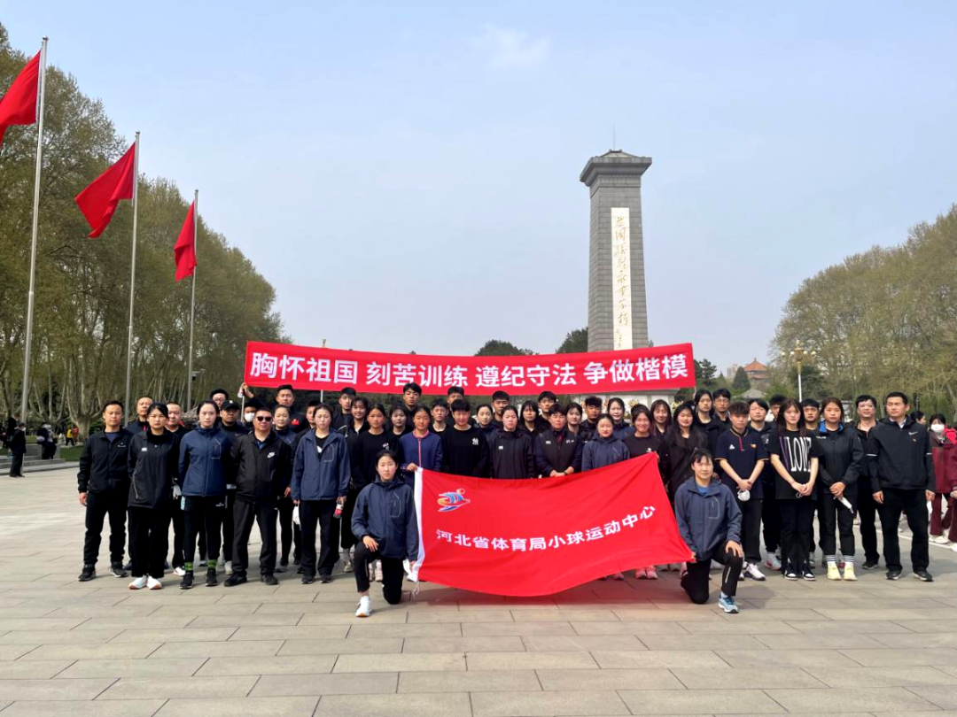 С���˶����Ŀ�չ��������Ӣ�ҡ��