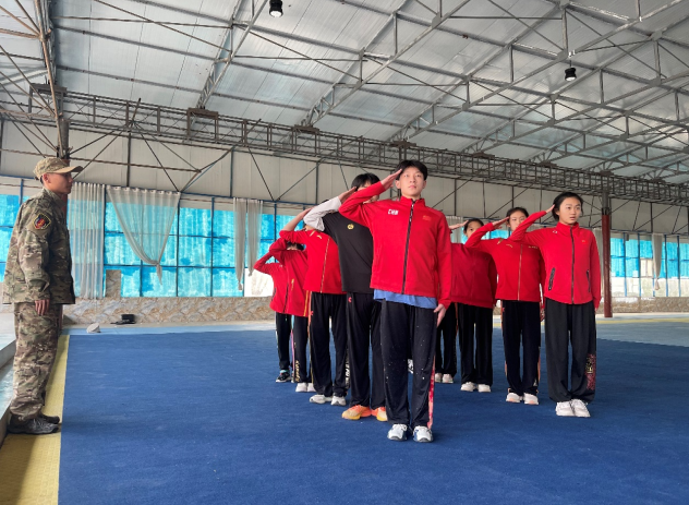 �����˶����ľٰ���ʽ����ѵ��Ӫ