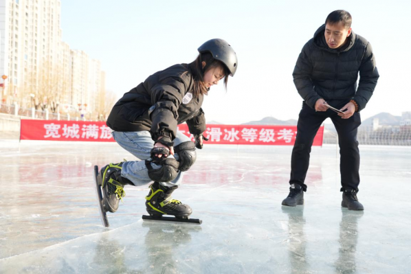 �ӱ�ʡȺ����������ѩ����ȳ������е£���ѩ�˶�����������ø����������ѩ����