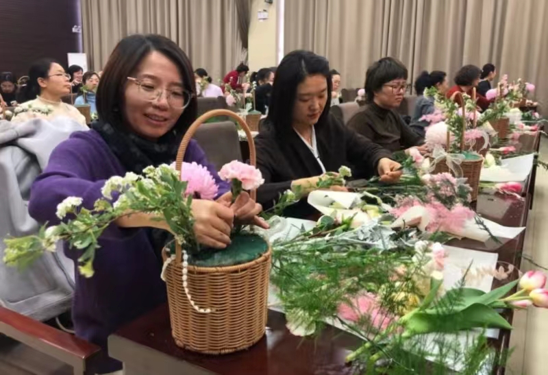 ����λ��չ�����ˡ���Ů�ڻ