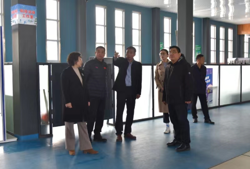 ʯ��ׯ�е�һ��ѧУ���򽨾�һ�е��ӱ�����ѧԺ�ιۿ���