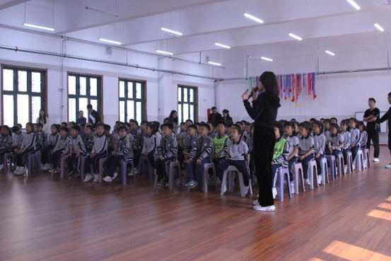 �ӱ������ݡ�����������У԰����߽�ʯ��ׯ�н�ҵСѧ