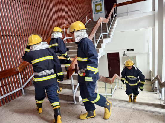 �ӱ������ݿ�չ���ͻ����Ӧ������