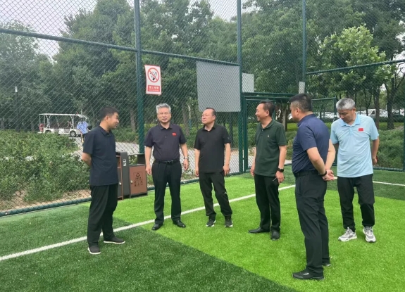 �Թ���
Ⱥ�崦һ�и���ɽ����