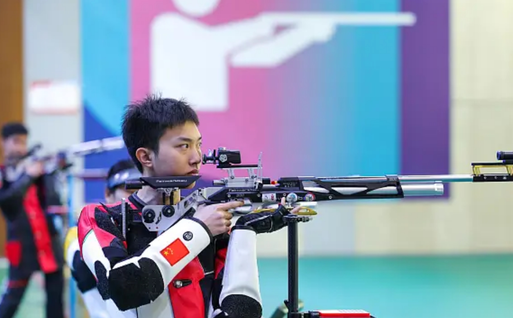 ������籭�¹�վ��������Я����ժ10������ǹ������ͭ��