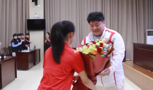 ���˹ھ�����������˶�����ѧУ�����������ʽ�������