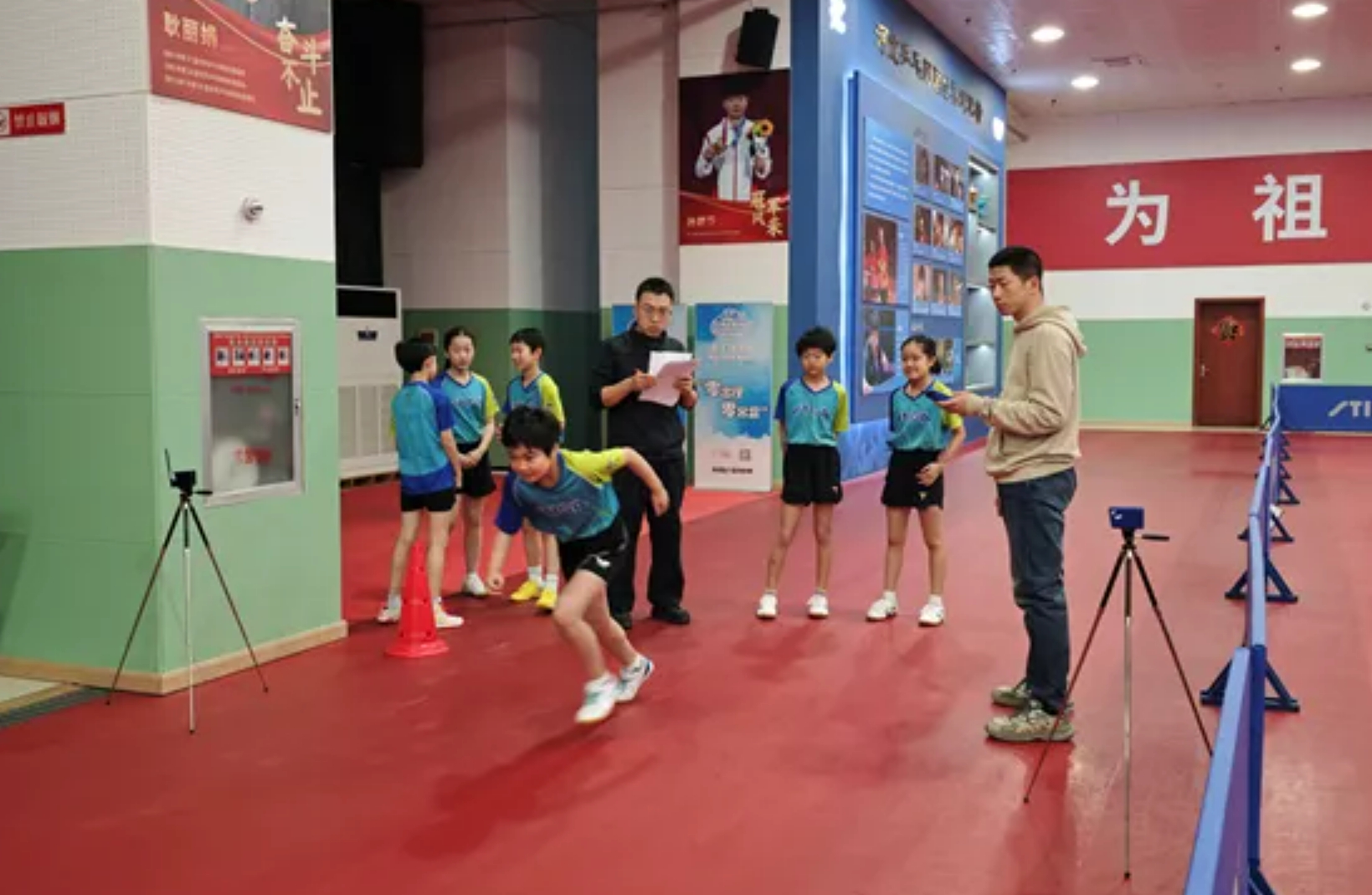 �����Ϊ�ӱ�Ůƹ����ӽ��ж�ѵǰ���ܲ���