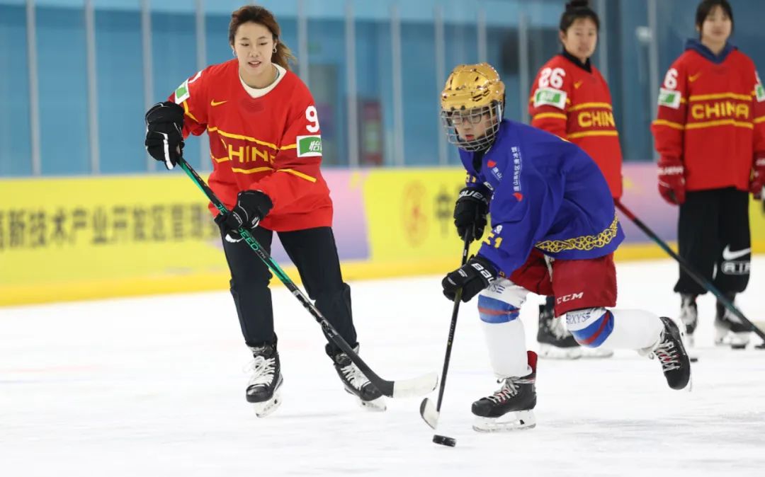 ��ɽ���������������Ů�ӱ���ӿ�չ���Ͻ����