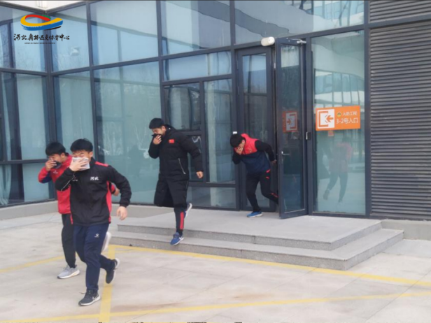 �Թ���
���ֱ����λ�ֱ�չ����ǰ��ȫ���顢������ȫ��ɢ�����