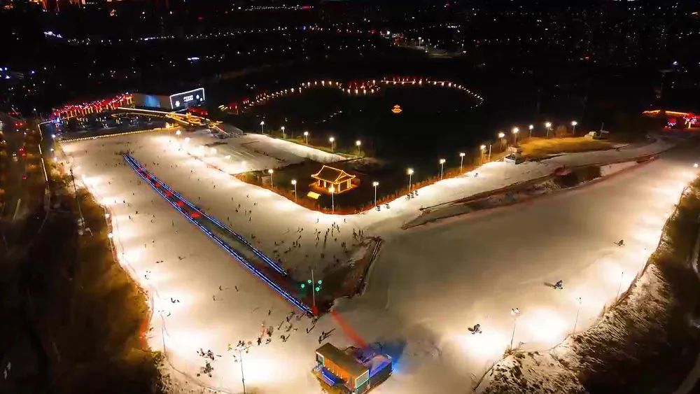 �ڳ������ģ��ܳ�һ��¶�컬ѩ��