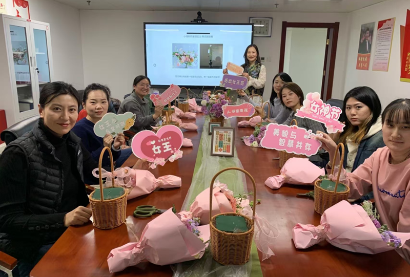 �˶�����ѧУ���������ġ��ﾶ���ġ��������ķֱ���֯��չ��ף�����ˡ����ʸ�Ů��ϵ�л